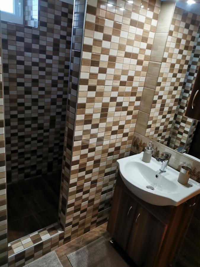 Zso-Ze Apartman Tiszafured Exterior photo